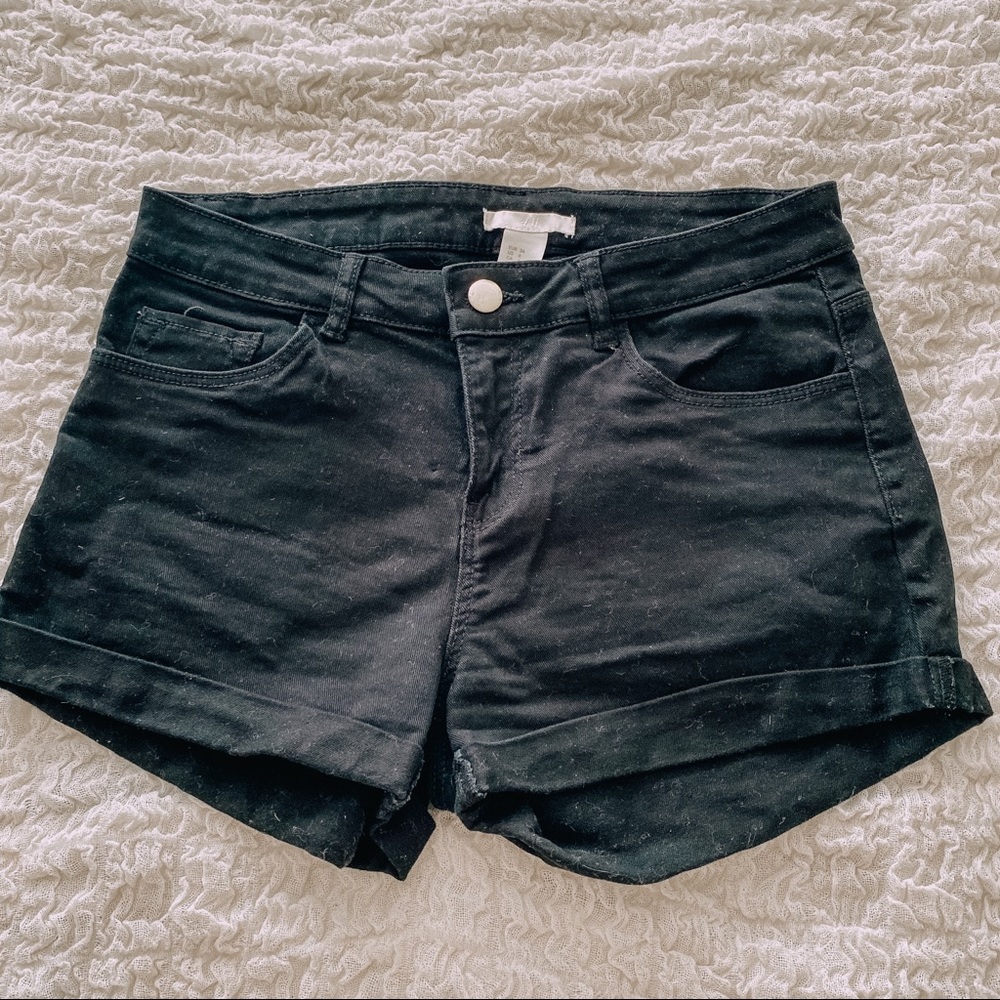 H&M Mid Rise Black Shorts - Picture 2 of 4